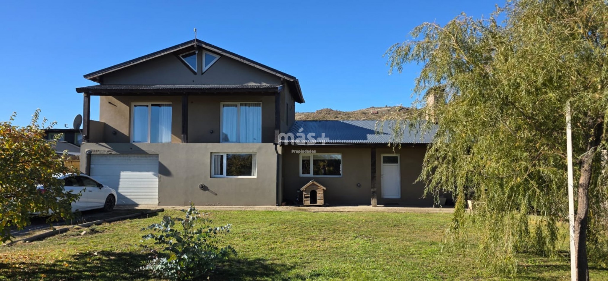 Casa 4 dormitorios, playroom, parque y garage doble - Dina Huapi